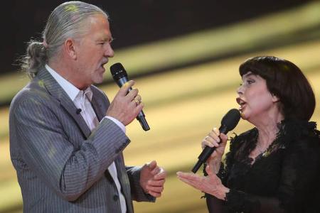 ...Patrick Duffy und Mireille Mathieu gaben alles bei 'Willkommen bei Carmen Nebel'. 1983 war ihr Duett 'Together We're Stro...