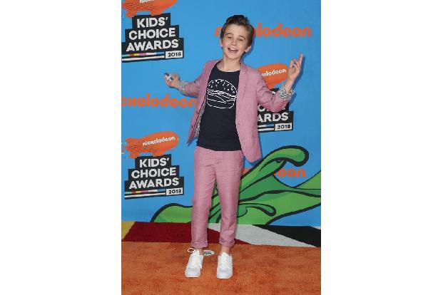 ...gab sich Kinderstar Parker Bates auf dem orangenen Teppich der Kids' Choice Awards. Den Elfjährigen kennen wir aus 'This ...