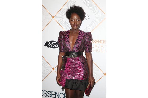 Oscarpreisträgerin Lupita Nyong'o gehört zu den gefragtesten schwarzen Frauen im Showbiz und beweist in diesem Outfit einmal...