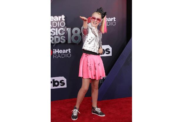 ...14-jährige JoJo Siwa noch nicht kennt, sollte das nachholen. Die Tänzerin, Sängerin und Schauspielerin will nach ganz obe...