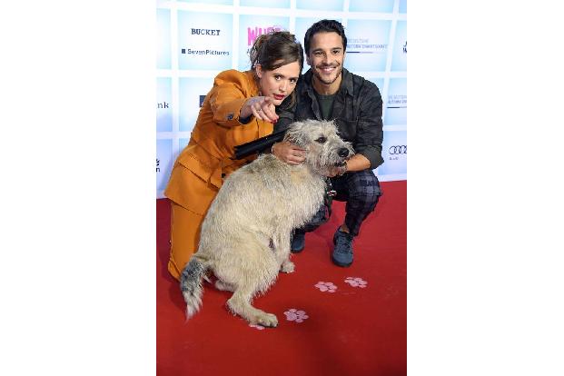 Emily Cox und Kostja Ullmann spielen die Hauptrollen in 'Wuff', bei dem, wie der Name schon sagt, die Vierbeiner eine wichti...