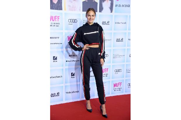 ...strahlte auch die frühere 'Germany's Next Topmodel'-Kandidatin Elena Carrière auf dem Red Carpet. Das Model ist bekennend...