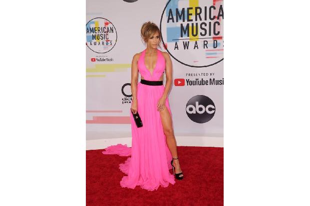 ...Nase vorn – oder besser gesagt: Bein, De­kolle­té und Ausstrahlung. Auf dem Red Carpet im Microsoft Theatre war keine sch...