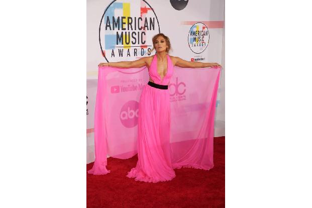 ...breitete sie ihre Flügel aus – im wahrsten Sinne des Wortes, hatte ihr atemberaubendes Dress von Georges Chakra Couture d...