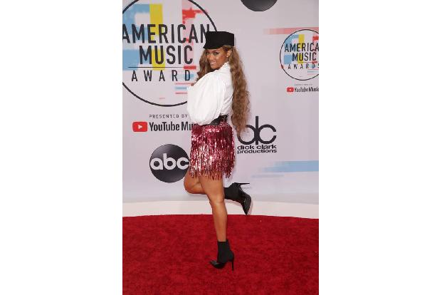 ...Tyra Banks an: Die Amerikanerin zeigte ihre Beine in diesem frechen Look. Fällt Ihnen etwas auf? Mit Jennifer Lopez, Heid...