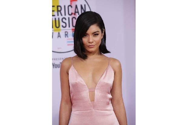 ...De­kolle­té noch heißer. Und auch Vanessa schien sich im typischen Jenny-from-the-Block-Blick üben zu wollen, konnte sich...