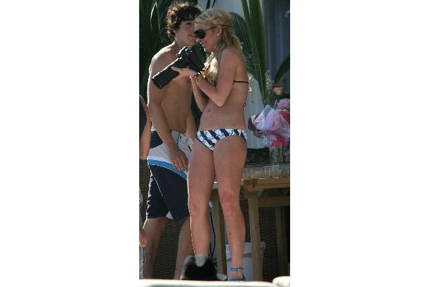 ...Gefängnisaufenthalten ließen sich auch nicht mit einer Fußfessel und einem Alkoholsensor verhindern. Paparazzi liebten Lo...