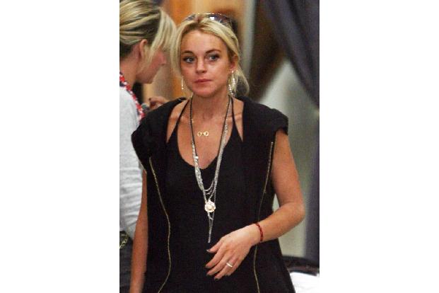 ...wurde der Star des Diebstahls bezichtigt: Lindsay Lohan hatte ein Juweliergeschäft mit einer 2.500 Dollar teuren Kette um...
