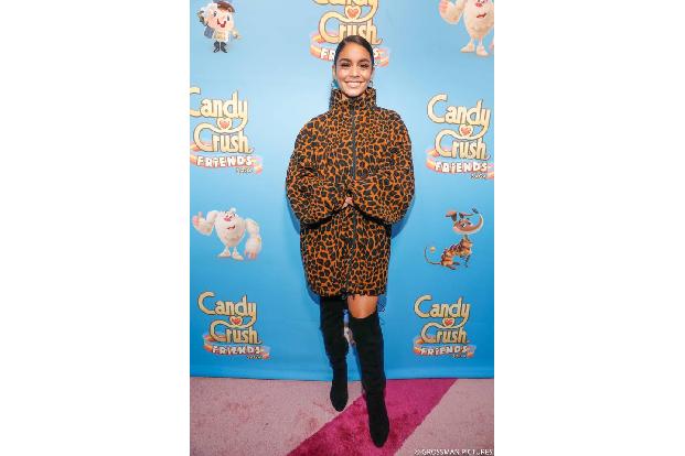 ...Schauspielerin Vanessa Hudgens, die vor ihrer Spielrunde in bester Laune und heißem Outfit auf dem bonbonfarbenen Teppich...