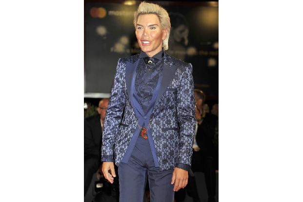 Das Geld für seine unzähligen und wahnwitzigen Beauty-Doc-Besuche nimmt der in São Paulo geborene Wahllondoner eigenen Angab...