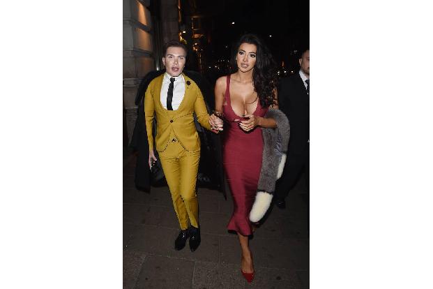 Auch der britische Reality-TV-Star Chloe Khan gehört zu den engen Vertrauten des Brasilianers. Zusammen machen die beiden OP...