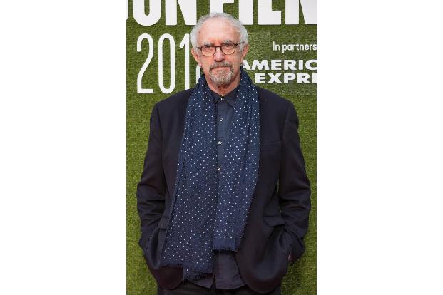 ...Jonathan Pryce eigentlich Jean Rochefort übernehmen, der während der Dreharbeiten Anfang der 2000er allerdings erkrankte....