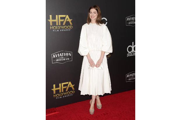 ...Anne Hathaway, die über das ganze Gesicht strahlte, auch wenn ihr großer Film aus diesem Jahr - 'Ocean's 8' - leer ausgin...