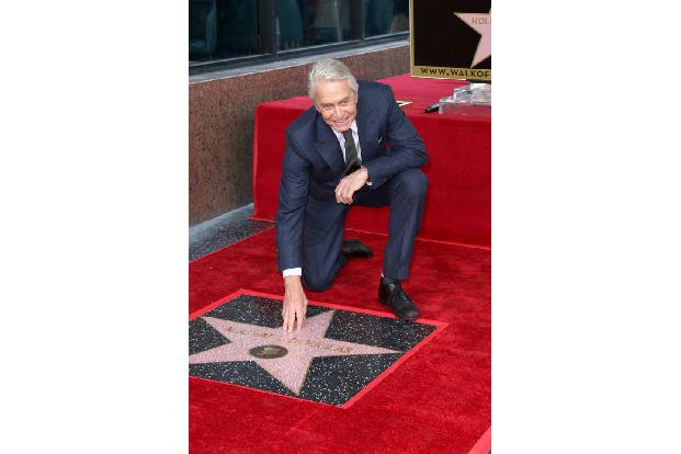 Was denn, Michael Douglas hatte noch keinen Stern auf dem Hollywood Walk of Fame? Tatsächlich, der legendäre Schauspieler sc...