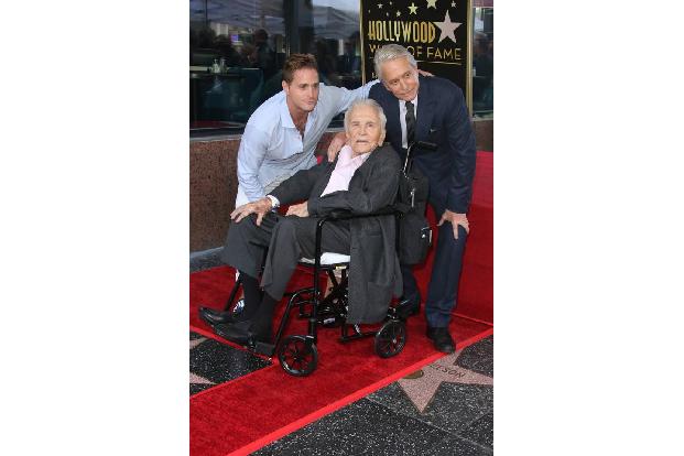 ...Familien-Event. So überraschte es kaum, dass Michaels Vater Kirk und sein Sohn Cameron auch dabei waren. Kirk wird im Dez...