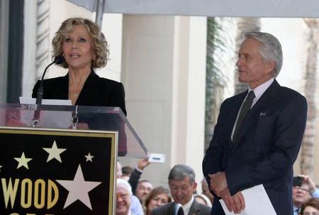 ...Jane Fonda, die eine Laudatio auf den sichtbar erschlankten Superstar hielt, der für seine Leistung in Oliver Stones Kapi...