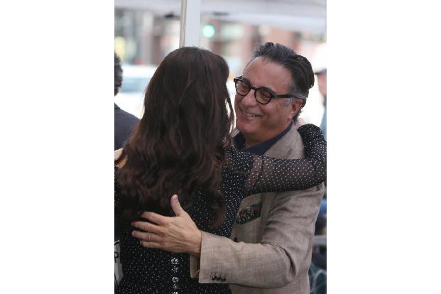 ...Andy Garcia war auch ein alter Familienfreund der Zeta-Jones-/Douglas-Familie zur Enthüllung des Sterns gekommen. Der war...