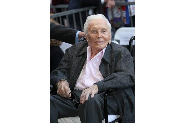 ...Kirk war ohne seine Frau Anne Buydens erschienen. Michael Douglas' Stiefmutter zählt bereits 99 Lenze und ist eine gebürt...