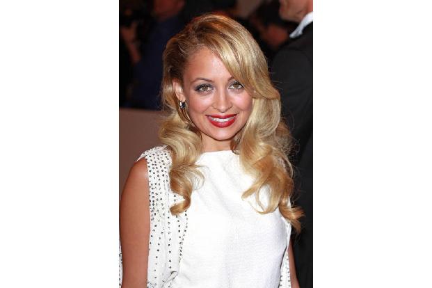 …machte auch Nicole Richie. Bei der Alexander McQueen 'Savage Beauty' Costume Institute Gala im Jahr 2011 zeigte sich die Mo...
