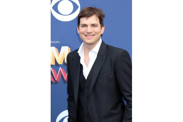 …Sunny Boy Ashton Kutcher. Ende September fuhr der Megastar mit seinem Auto einen 19-jährigen Jungen auf dem Roller an. Weil...