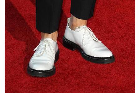 Wer hat sich denn in diese weißen Schuhe geschmissen, um auf dem roten Teppich zu glänzen? Pu der Bär ja wohl kaum - der lie...