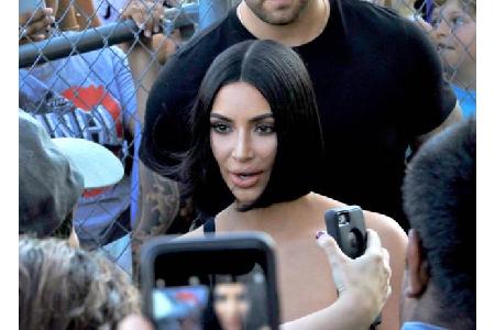Ende Juli überraschte Kim Kardashian ihre Fans bei einem Fernsehauftritt bei 'Jimmy Kimmel Live!' mit einem Long Bob. Dabei ...