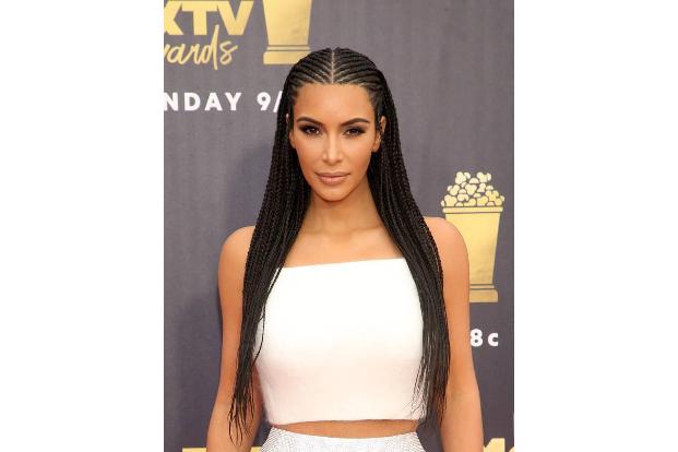 ...Kim ist vielseitig, wie sie bereits einen Monat zuvor bei den MTV Movie And TV Awards bewies. Dort schmückten ihren Kopf ...