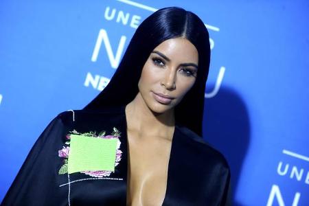 ...auf einen ganz klassischen Look: Dunkle, glatte Haare. Bei der Frisur befindet sich auch die kleinste Haarsträhne an ihre...