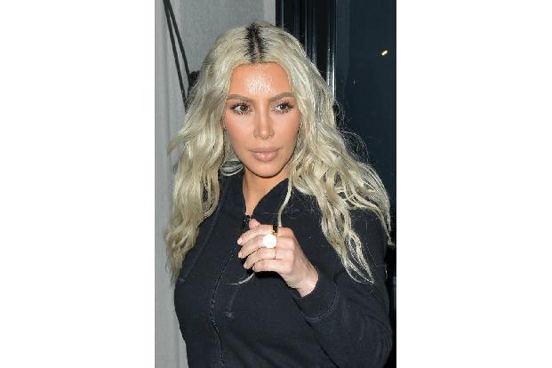 ...darf variieren. Hier sieht man Kim mit leichten Beach-Waves im Januar in Los Angeles. Der 'Keeping Up with the Kardashian...