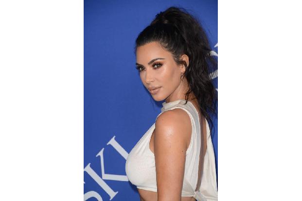 ...Monate später trug Kim ihr plötzlich wieder langes Haar zu einem lockeren Pferdeschwanz bei den Fashion-Awards 2018 in Ne...