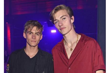 ...nach Berlin gekommen waren, um Hugo Boss zu feiern. Diese beiden Herren boten den schönsten Augenschmaus: Presley Gerber,...