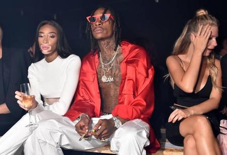 ...Wiz Khalifa allerdings wollte sie nicht in Verbindung gebracht werden. Oder warum versucht sie hier, sich hinter ihrer Ha...