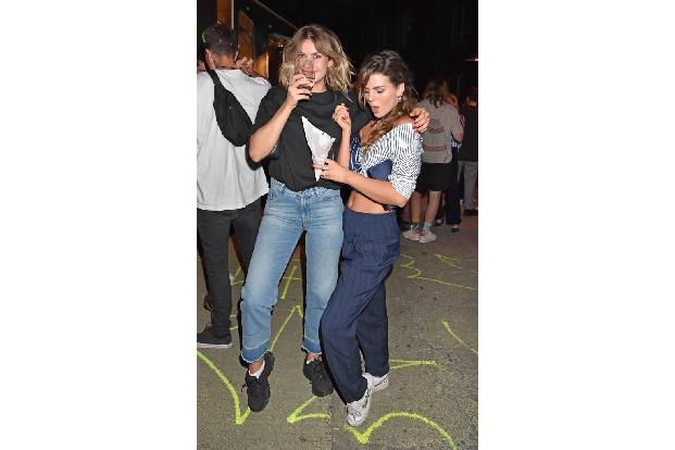 ...Zsá Zsá Inci Bürkle und ihre Kollegin Ruby O. Fee sprudelten über vor guter Laune und ließen die anwesenden Paparazzi tie...