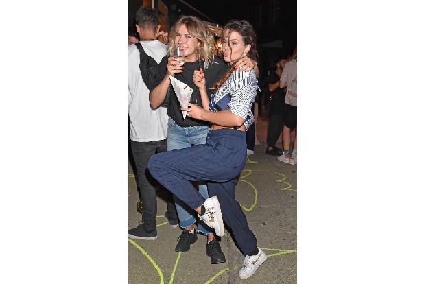 ...an ihren Mätzchen teilhaben. Schließlich wird eine Party erst mit dem richtigen Schalk im Nacken zu einem Highlight. Etwa...