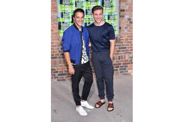 ...Schauspieler Jannik Schümann bei seinem Besuch in Berlin gesetzt. In Sachen Style kommt sein Kollege Kostja Ullmann auf d...