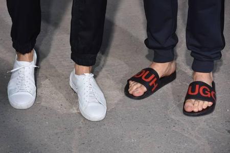 ...auf das Schuhwerk der Jungs. Da steht Jannik in seinen Hugo-Boss-Latschen eindeutig auf dem cooleren Fuß, finden wir. Ein...