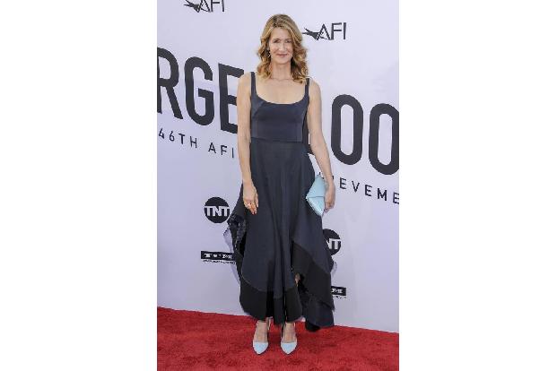 ...Laura Dern, bekannt aus 'Big Little Lies', 'Star Wars' und zahlreichen David-Lynch-Projekten. Sie marschierte durch die S...