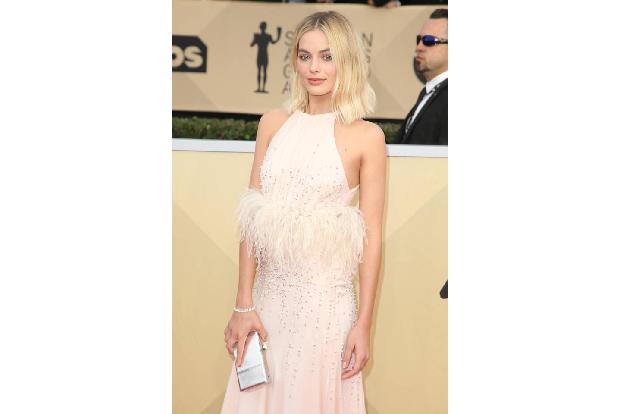 ...Robbie bewies immer wieder ihr Gespür für Mode, wie hier im Januar 2018 in einer Robe von Miu Miu bei den Screen Actors G...