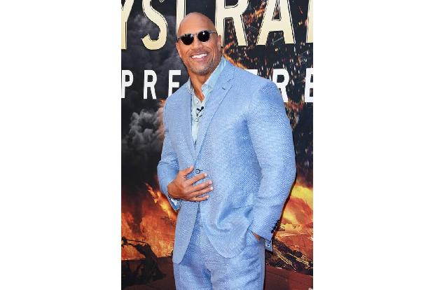 Sieht er nicht einfach zum Anbeißen aus? Das findet Dwayne Johnson wohl aus selbst - der Actionstar gefiel sich bei der Prem...