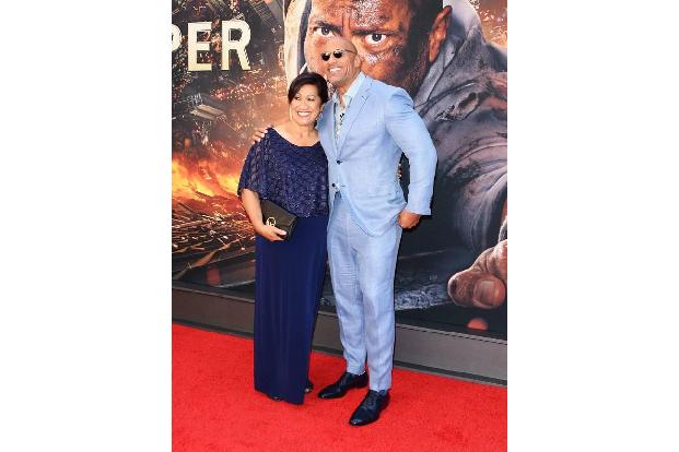 ...The Rock auch noch seine Mutter Ata dazu holte. Auch sie hielt sich an den blauen Dresscode der Familie - sehr lässig! Wa...