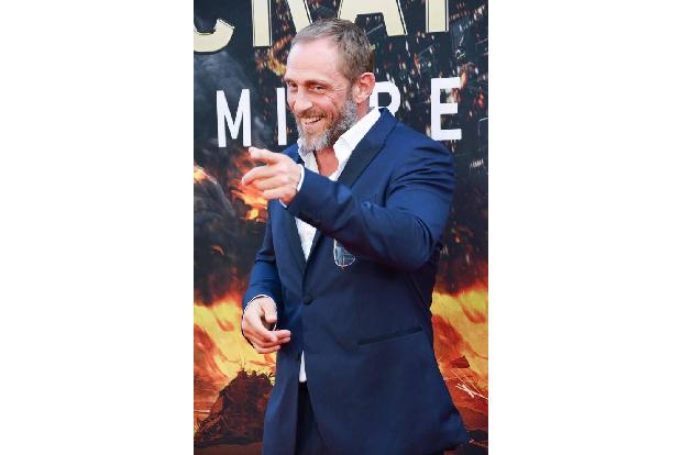 ...der Däne Roland Møller. Wir ahnen es schon: Der kernige Typ spielt einen der Bösen. Nämlich Kores Botha, den Anführer ein...