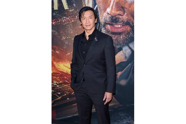 ...hinter Chin Han her sind! Der in Singapur geborene Star schien auf der Filmpremiere perfekt zu seiner Rolle des Immobilie...