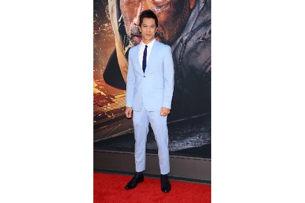 ...Byron Mann in seiner Rolle als Inspector Wu. Byron hatte sich stiltechnisch an dem blauen Dresscode der Familie Johnson o...