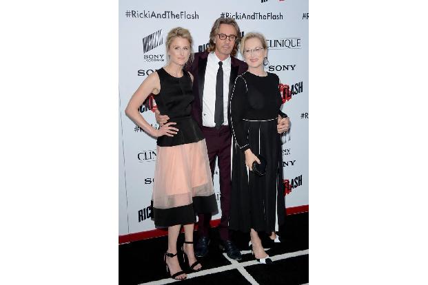 ...Prinzip brachte auch Meryl Streep (rechts) und ihre älteste Tochter Mamie Gummer (hier zu sehen mit Rick Springfield) für...