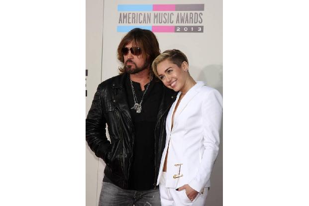 ...bekanntesten Familienunternehmen in Sachen Unterhaltung ist zweifellos das von Billy Ray und Miley Cyrus. Papa hatte eine...