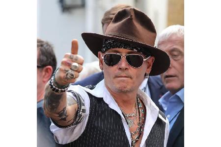 ...haute nämlich bei seinem Mini-Konzert alle von den Socken - Johnny Depp kommentierte den gelungenen Gig jedenfalls mit ei...
