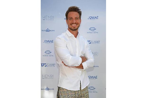 ...Sebastian Pannek, der die Paparazzi mit seinen leuchtend blauen Augen anstrahlte. Dabei hatte der ehemalige Bachelor erst...