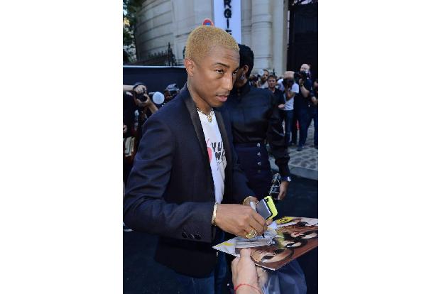 ...Pharrell Williams wurde einiges an Aufmerksamkeit zuteil, er schrieb fleißig Autogramme, auch wenn er hier gerade nicht b...