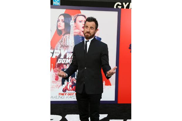 ...Drew - herrlich dargestellt von Justin Theroux - ist in Wahrheit ein internationaler Spitzenspion! Ohne es zu wollen, fäl...