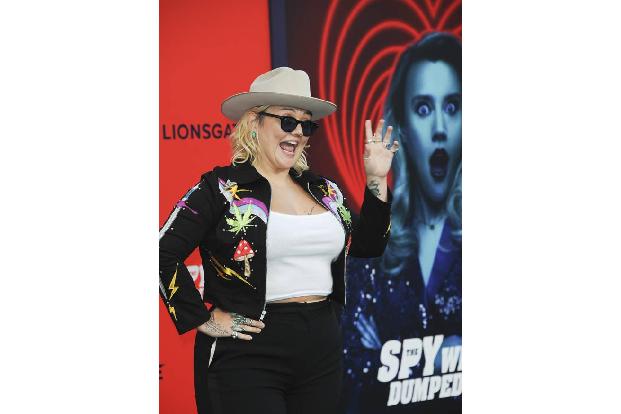 ...Sängerin Elle King auf dem roten Teppich auf - und schon hatten sämtliche Gäste einen Ohrwurm von ihrem Megahit 'Ex's & O...